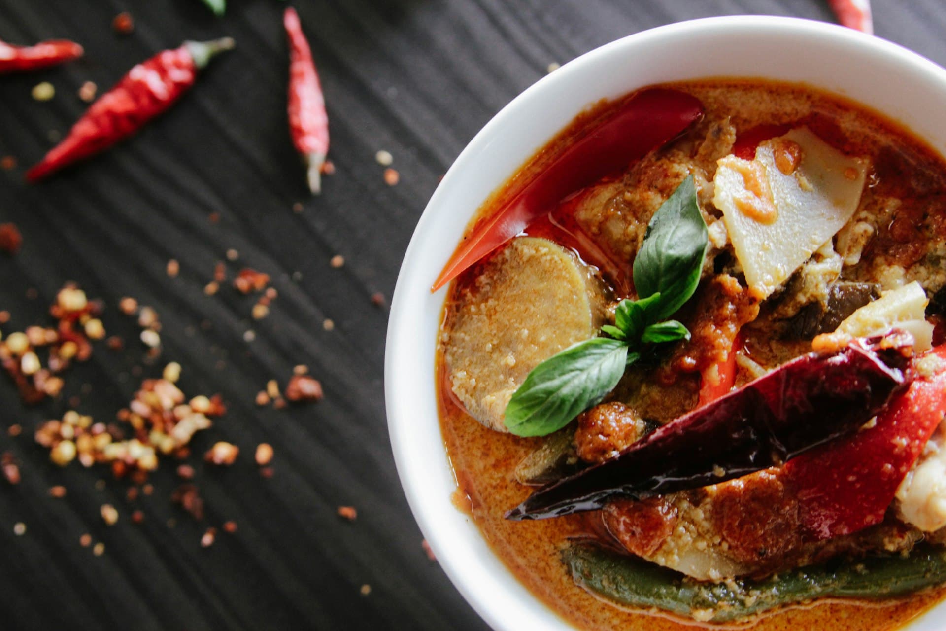 Thai rød curry med chili og basilikum